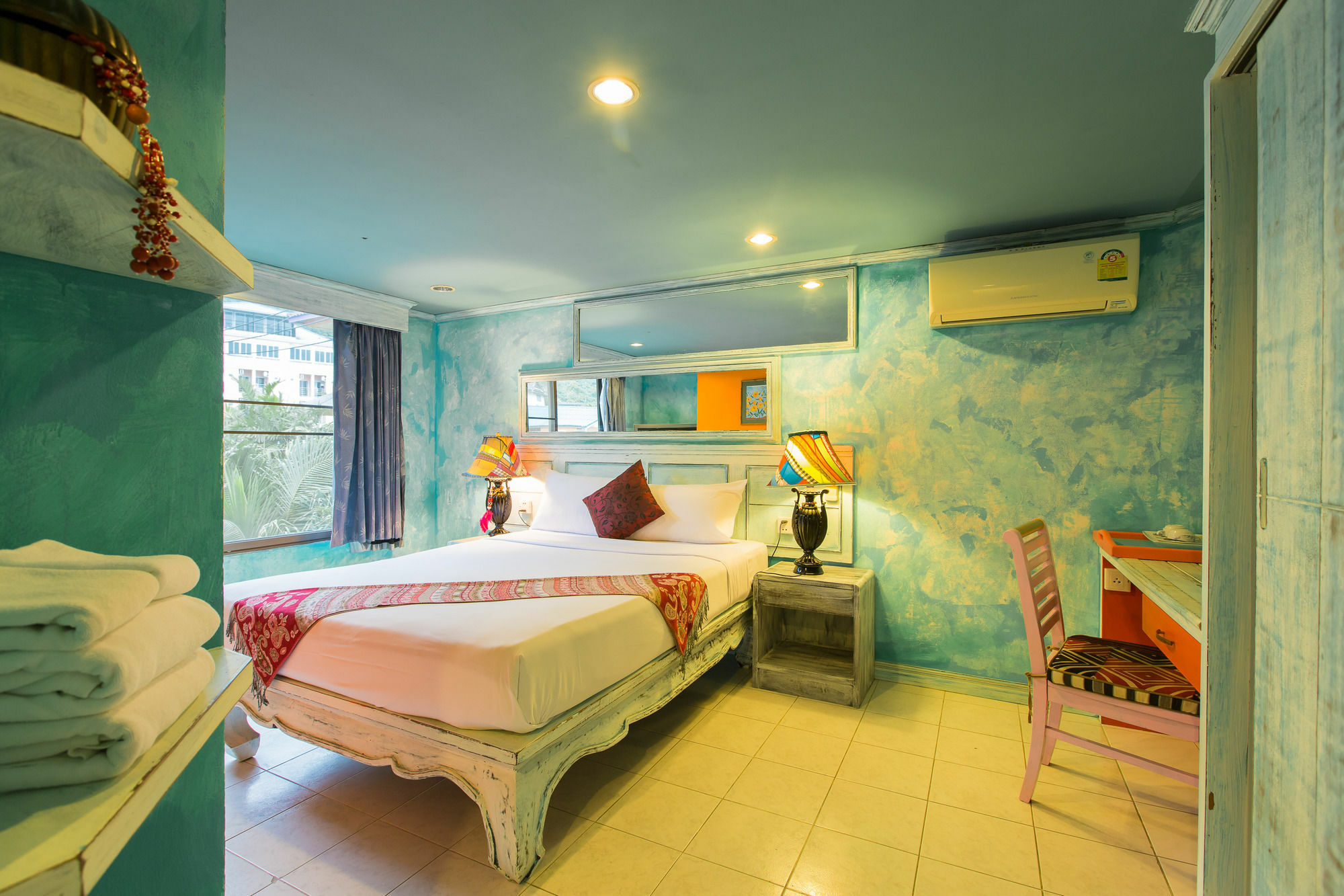 Barefoot Hotel Kalim Beach Front Patong Экстерьер фото