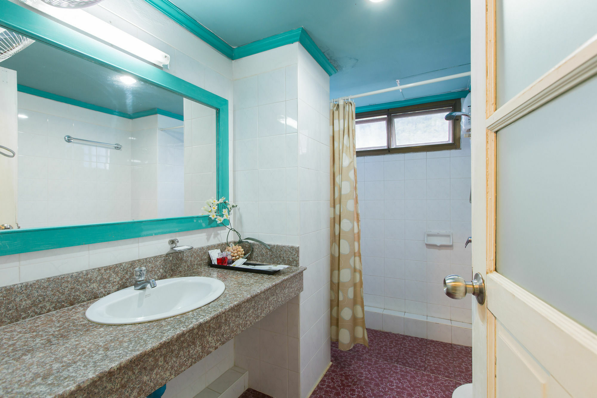 Barefoot Hotel Kalim Beach Front Patong Экстерьер фото